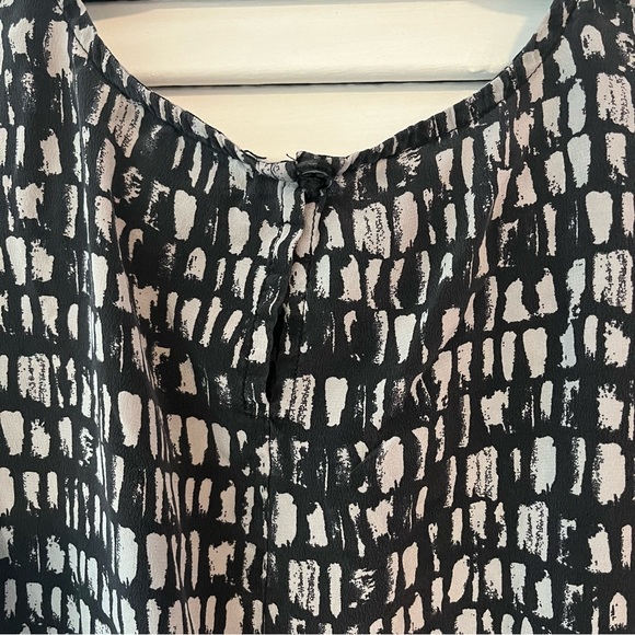 Eileen Fisher Silk Short-sleeve Blouse with geometric pattern - Picture 7 of 13